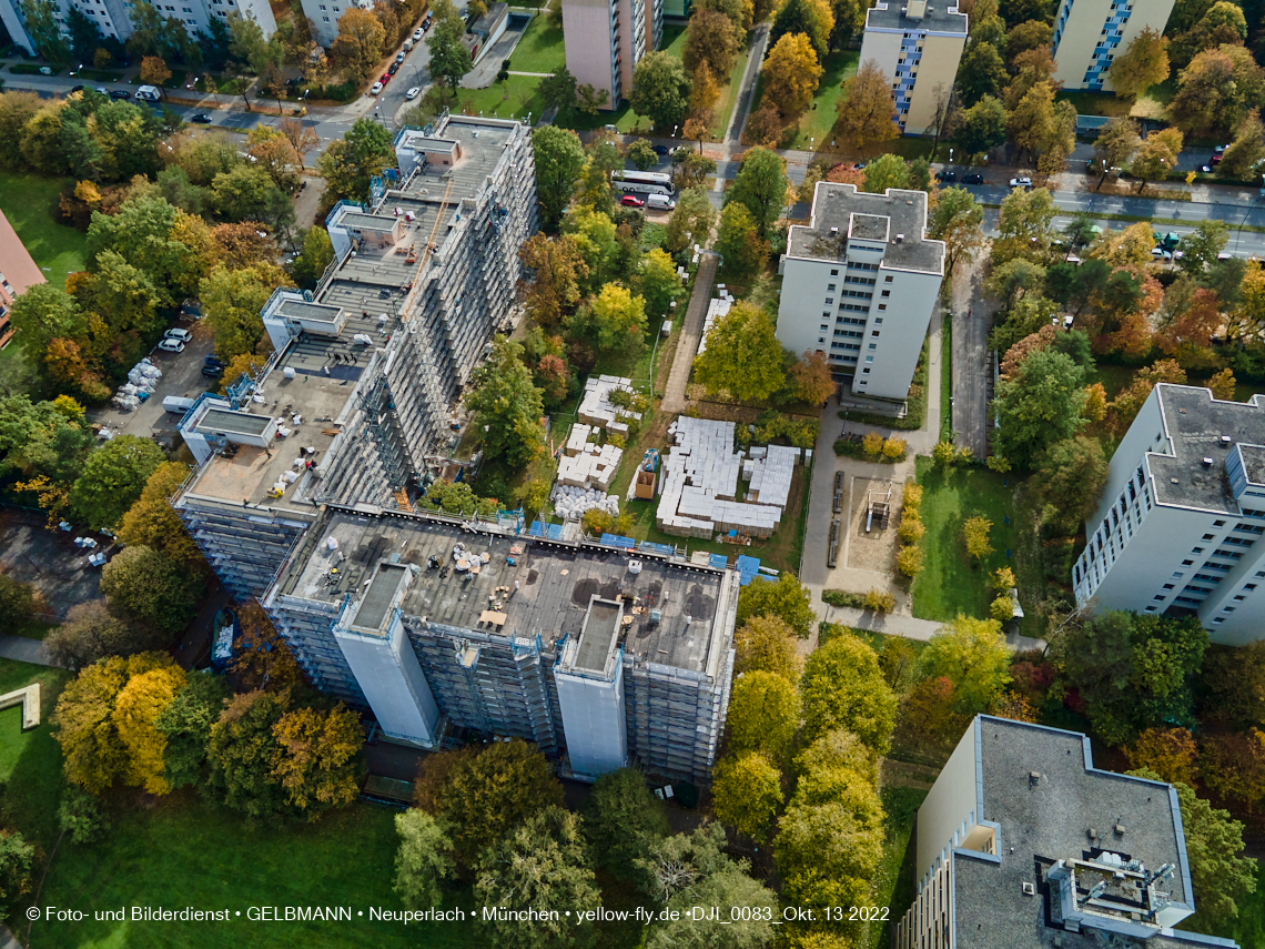 13.10.2022 - Fassadensanierung am Karl-Marx-Ring 11-21 in Neuperlach